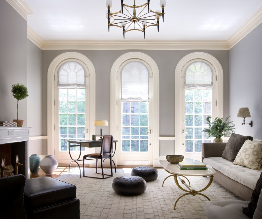 Гостиная с арочными окнами