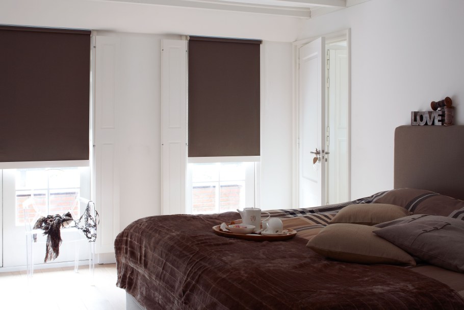 Рулонные шторы коричневого цвета