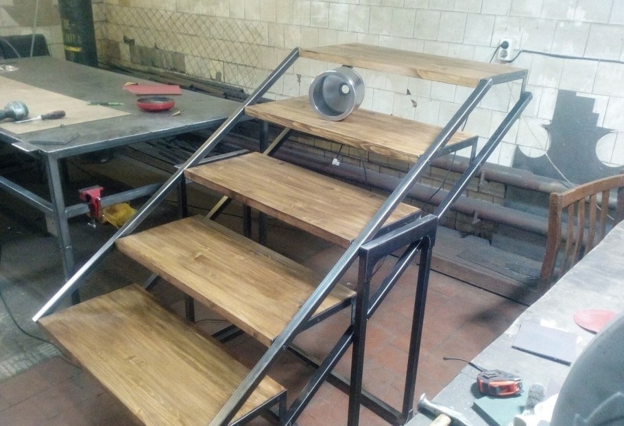 Самодельный стол стеллаж