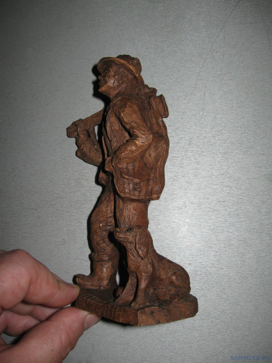 Старинные фигурки из дерева