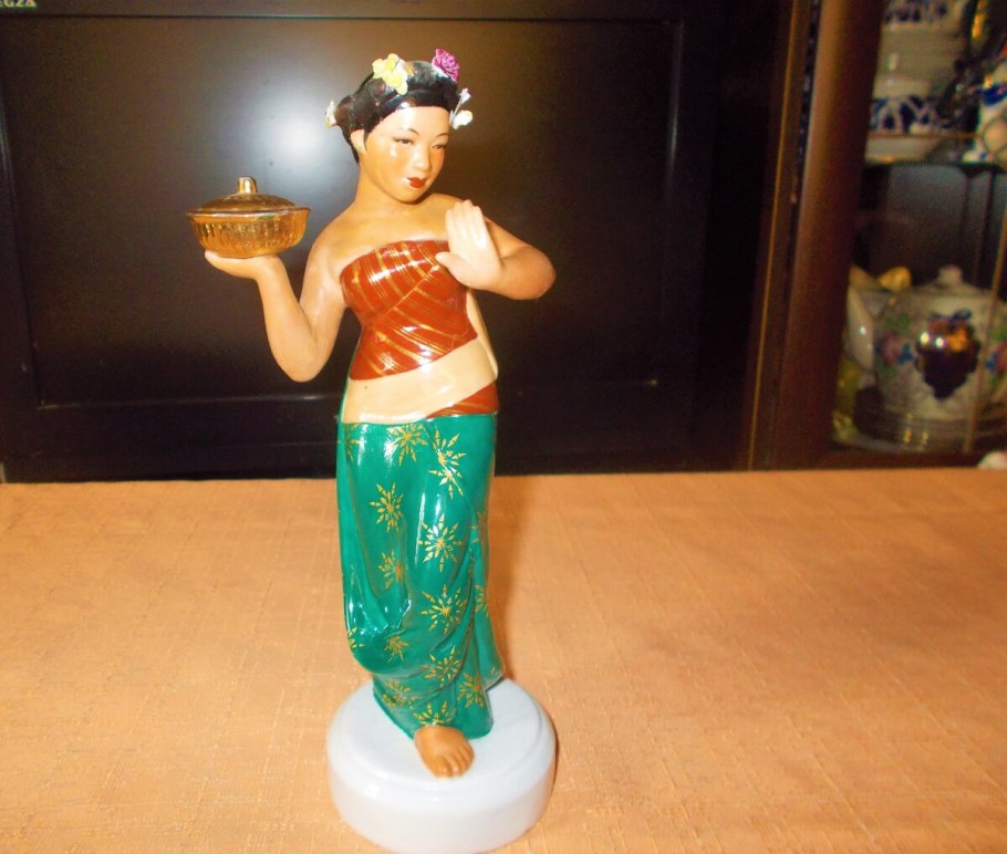 Танцующая китаянка