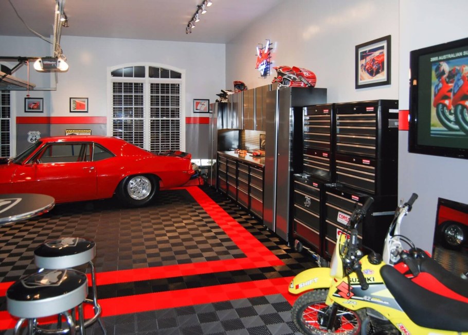 Черный интерьер в гараже