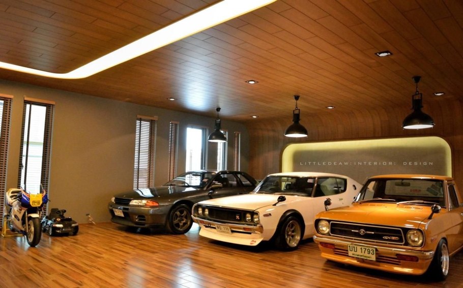 Гараж с машиной внутри