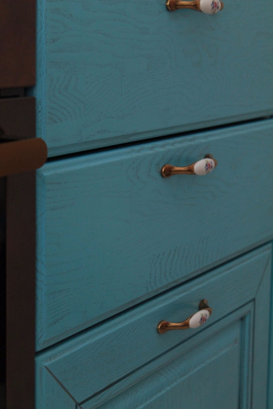 Шкаф цвета морской волны