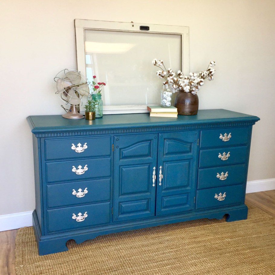 Комод синего цвета