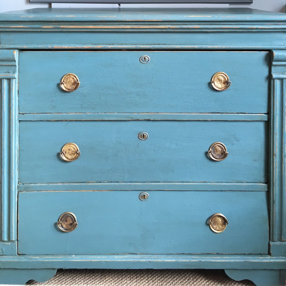 Голубой пузатый комод