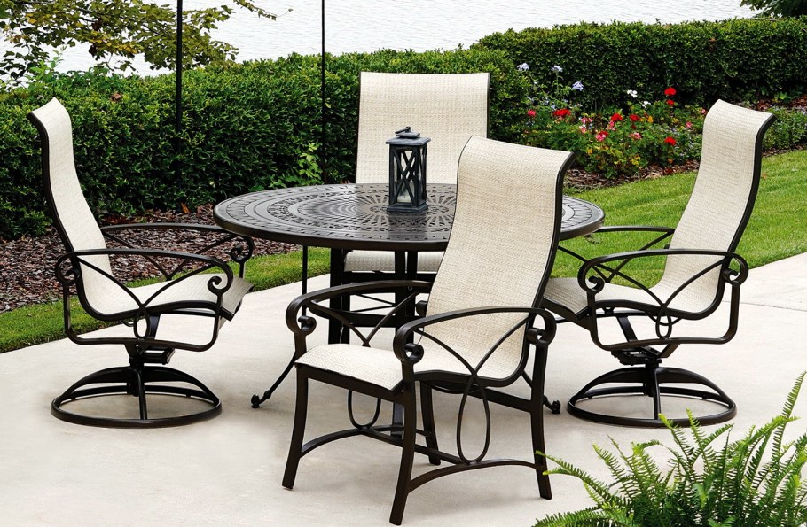 Садовая мебель в комнате