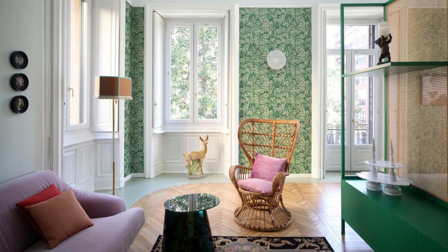 Интерьерное решение обои с цветами