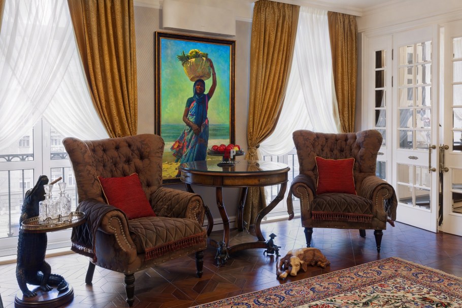 Кресла у окна в классическом стиле