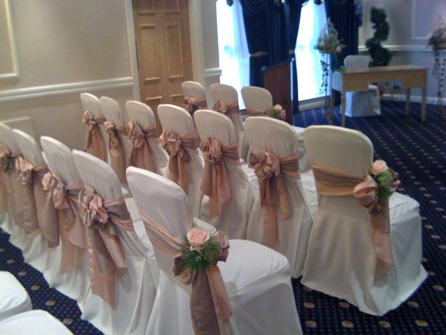 Украшение стульев на свадьбе 2022