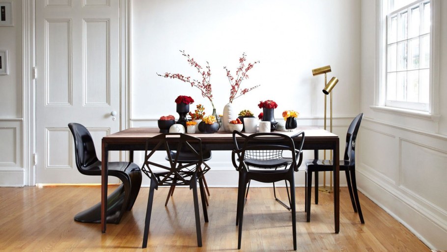 Разноцветные стулья в интерьере