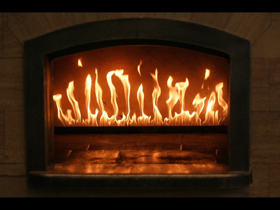 Камин с живым огнем