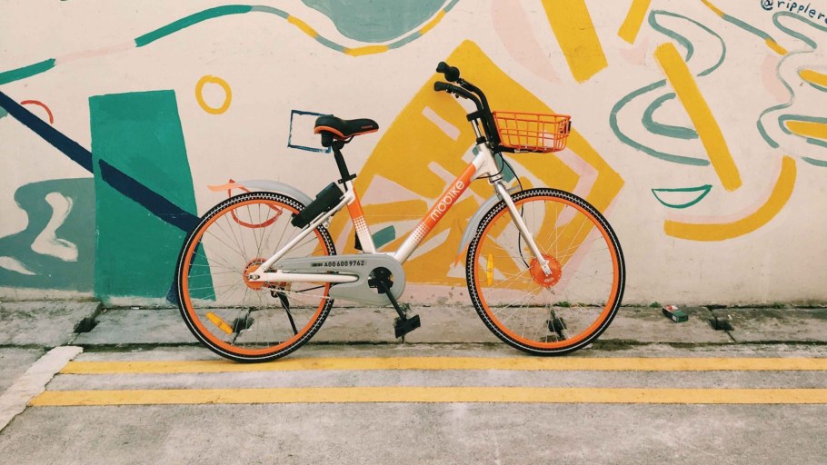 Велосипед на фоне стены