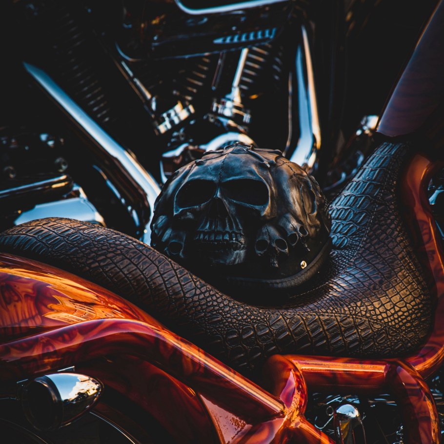 Черепа на мотоцикле приметы