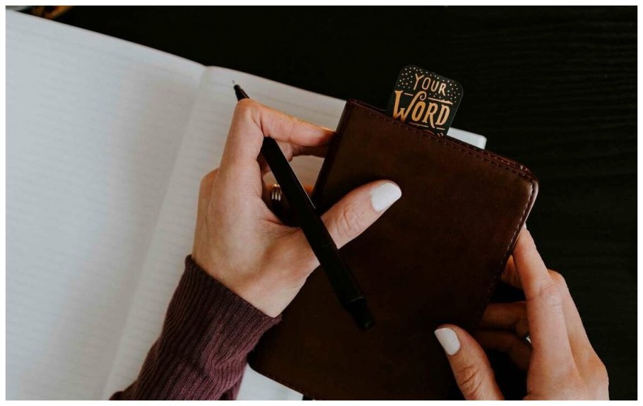 Блокнот в руках