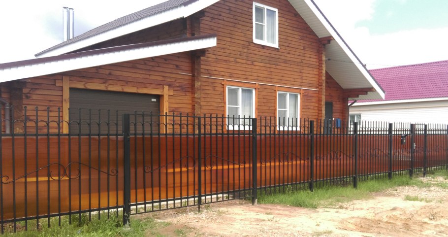 Забор из досок и поликарбоната
