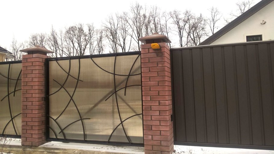 Забор из поликарбоната кирпичных Столбах