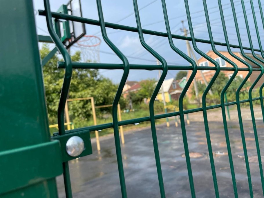 Сквозь изгородь