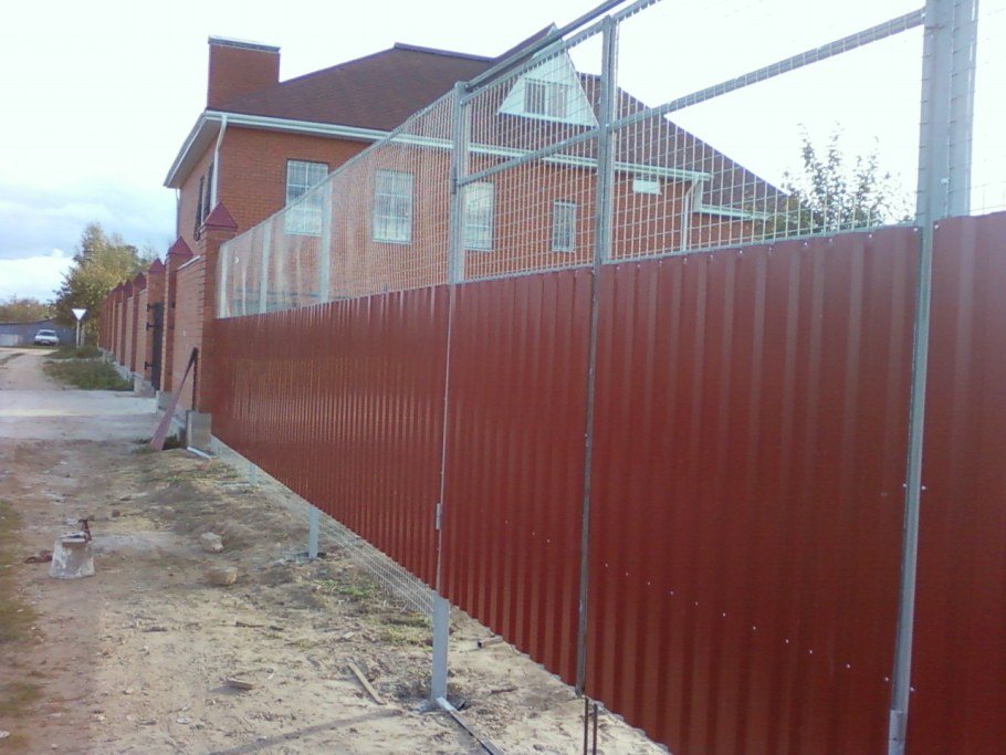 Комбинированный забор из сетки