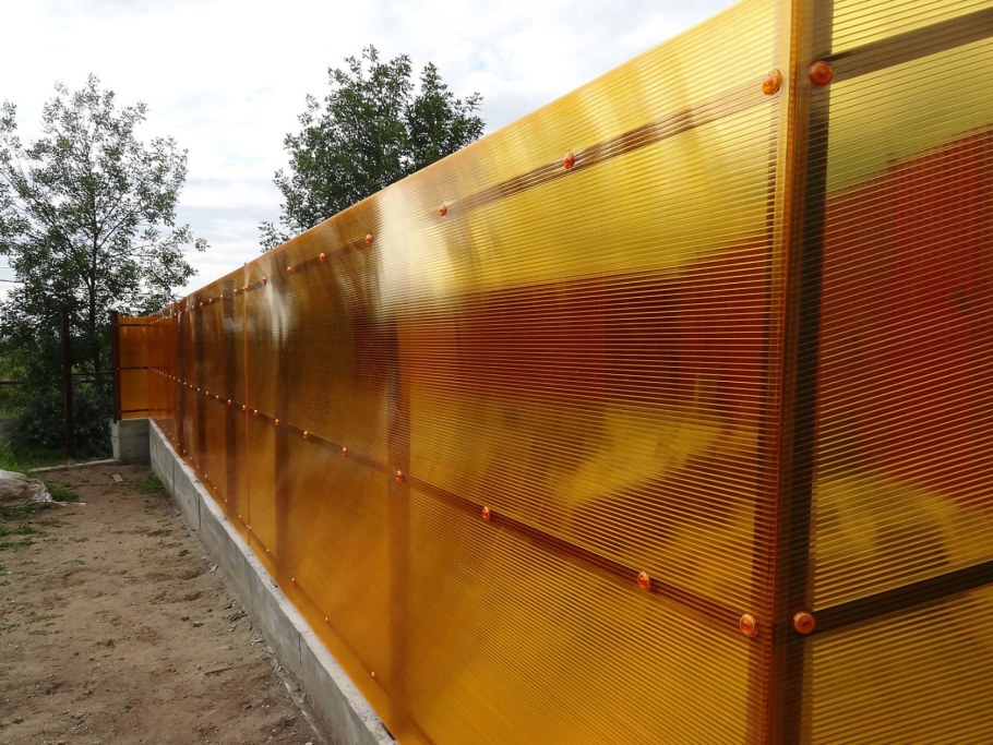 Заборы из поликарбоната для дачи