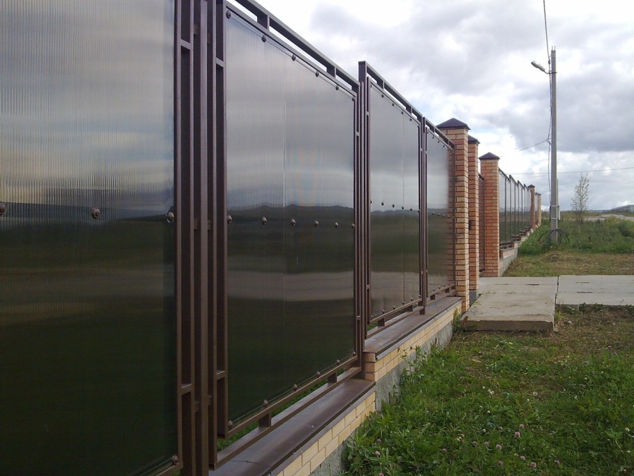 Забор из оргстекла