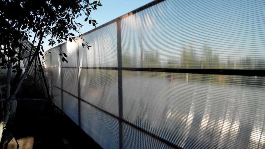 Прозрачный забор из поликарбоната