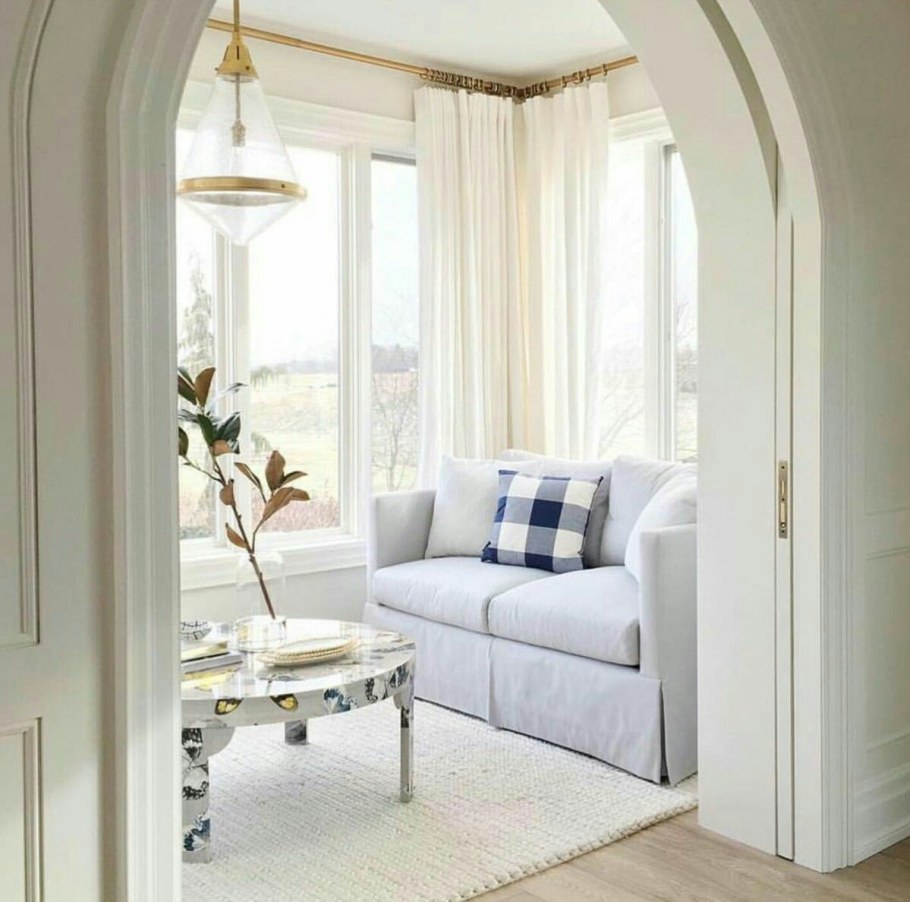 Маленькая гостиная с аркой