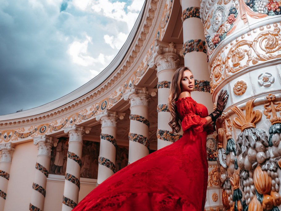 Девушка в платье с лицом в Москве