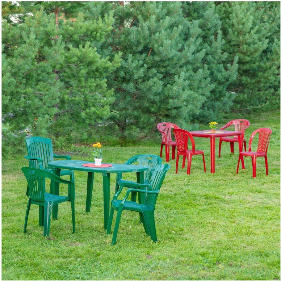 Пластмассовый стол и стулья для дачи