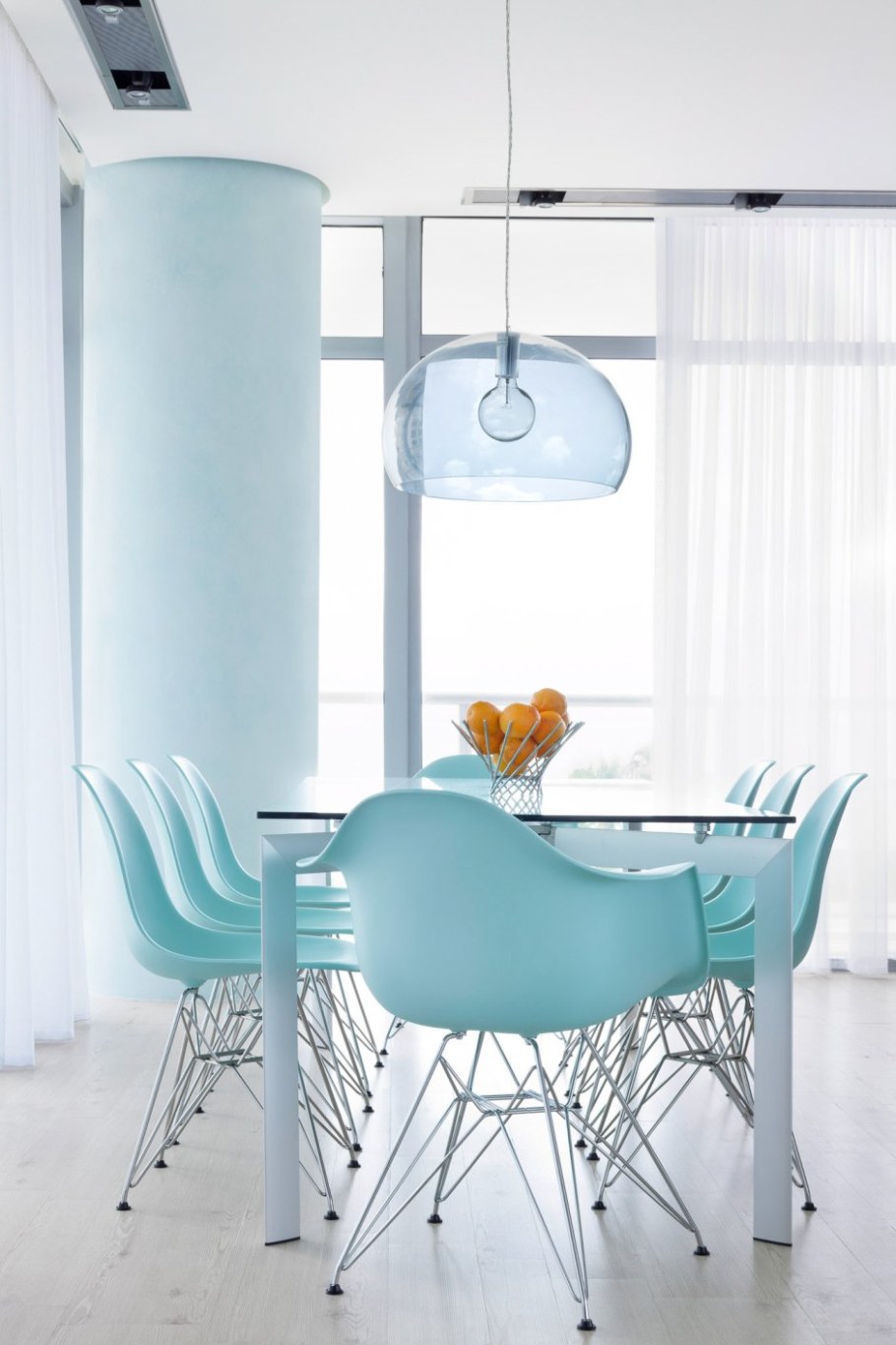 Бирюзовые кухонные стулья в интерьере