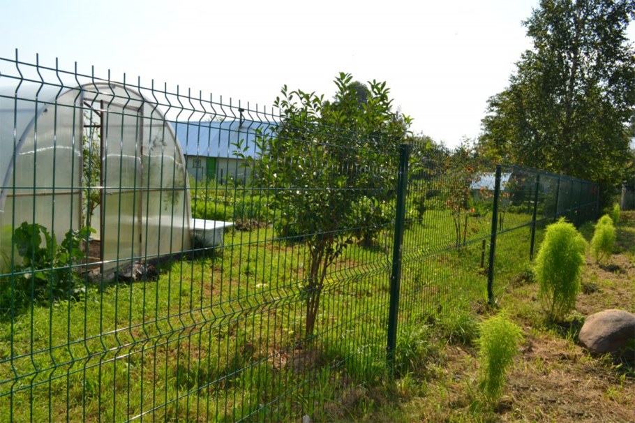 Забор на даче 3д сетка