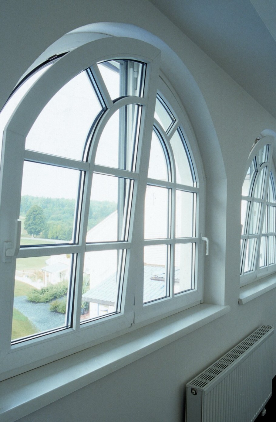 Полукруглые окна в доме