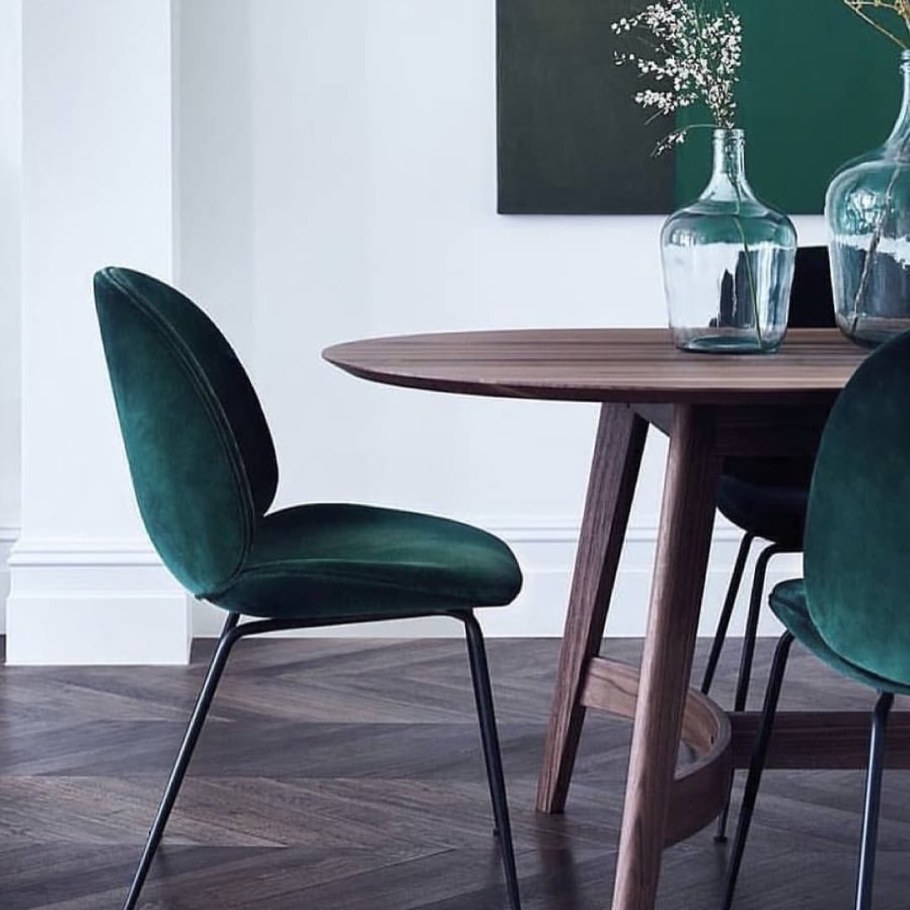 Зелёные стулья в интерьере кухни