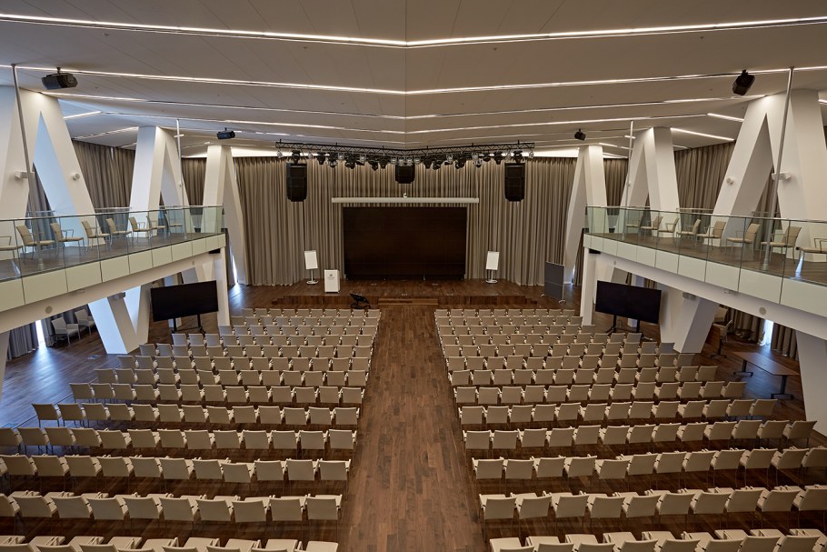 Большой конференц зал БКЗ главный корпус 215