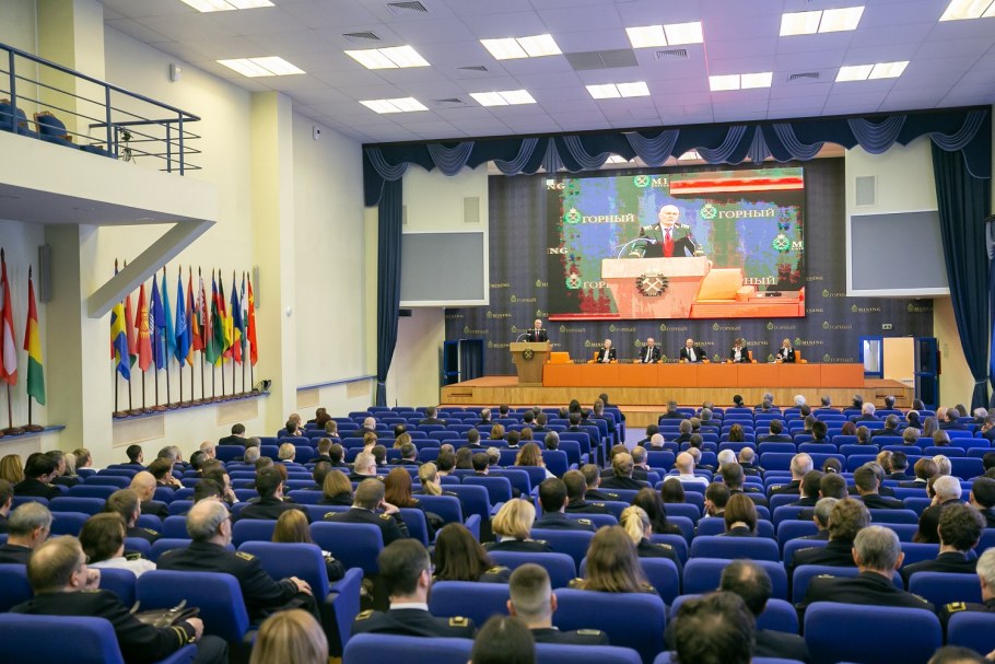 Актовый зал горный университет