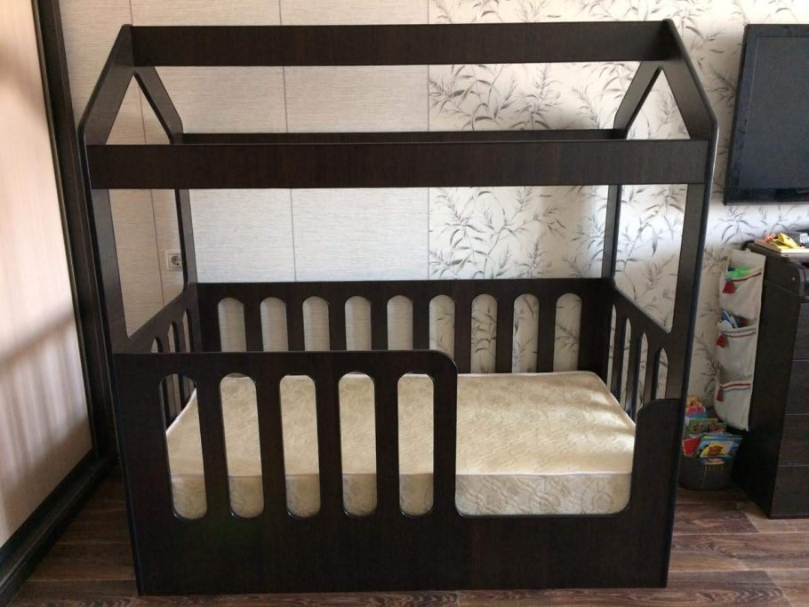 Кроватка домик цвет венге