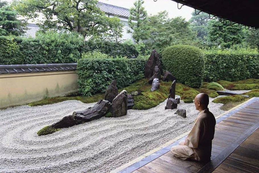 Сад дзен Будда в саду камней