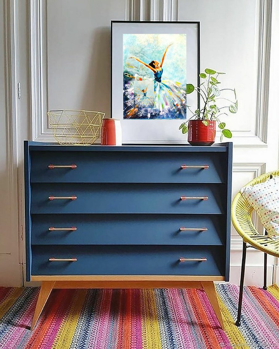 Яркий комод в интерьере