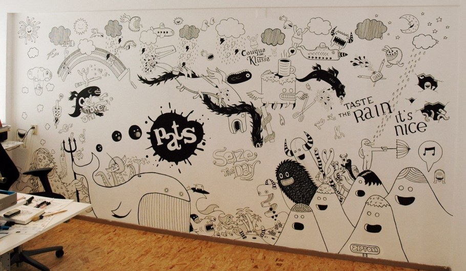 Мелкие рисунки на стене