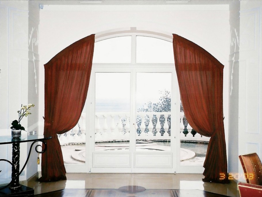 Красивые шторы для арочного окна