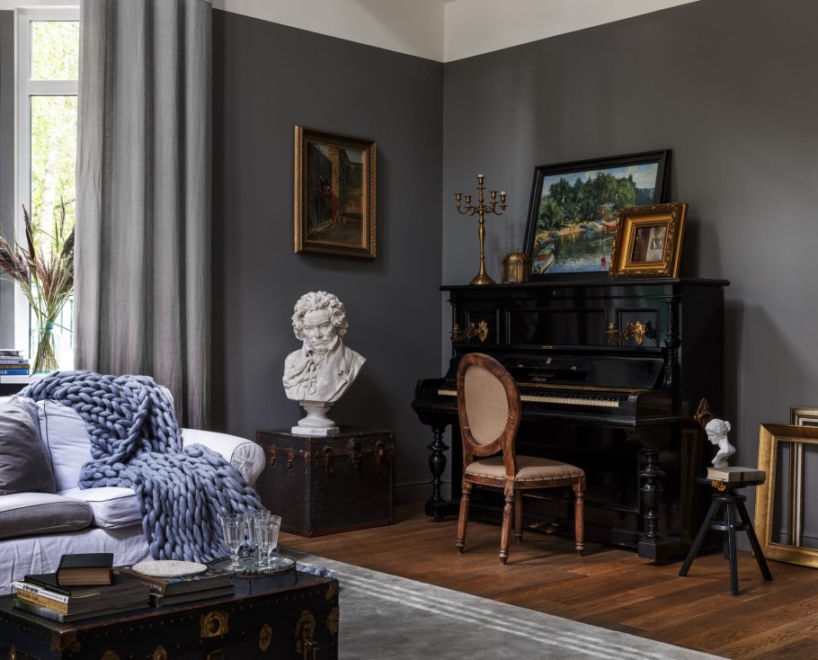 Черное пианино в интерьере