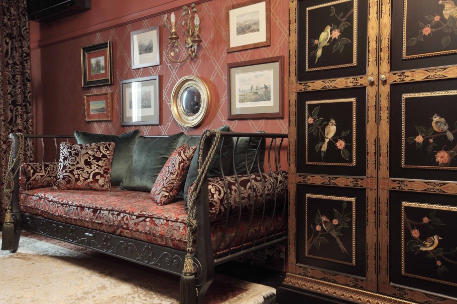 Антикварная мебель в интерьере квартиры