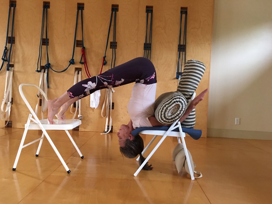 Йога Айенгара со стулом