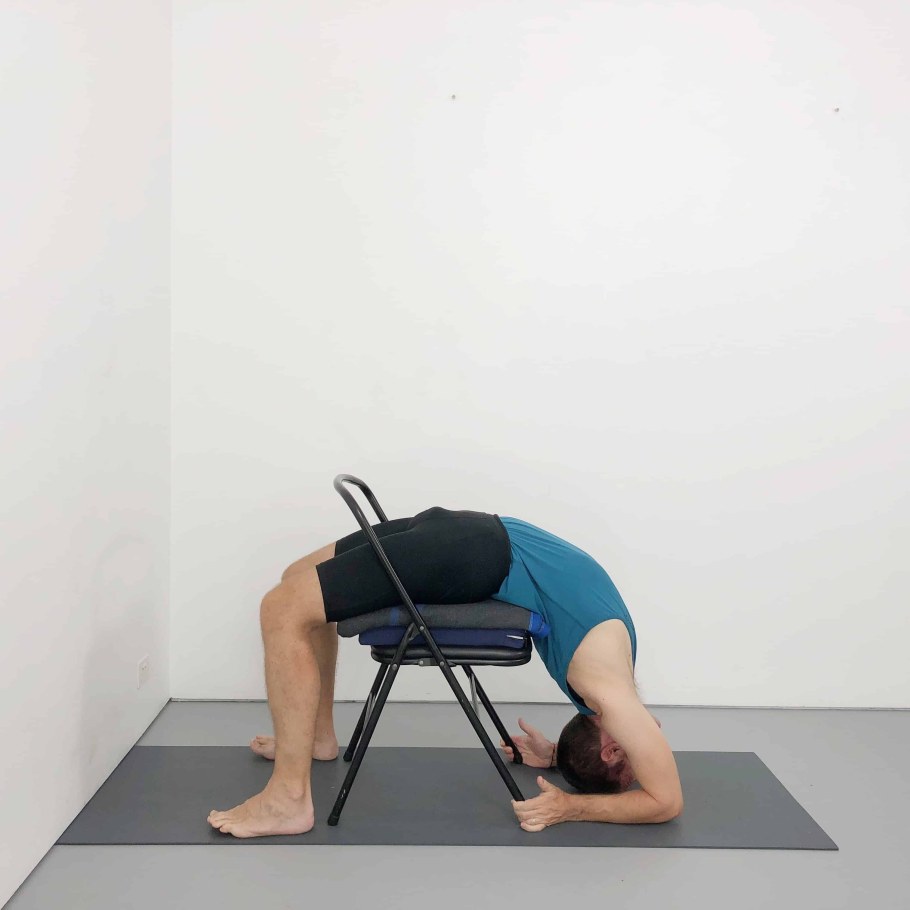 Йога Айенгара со стулом