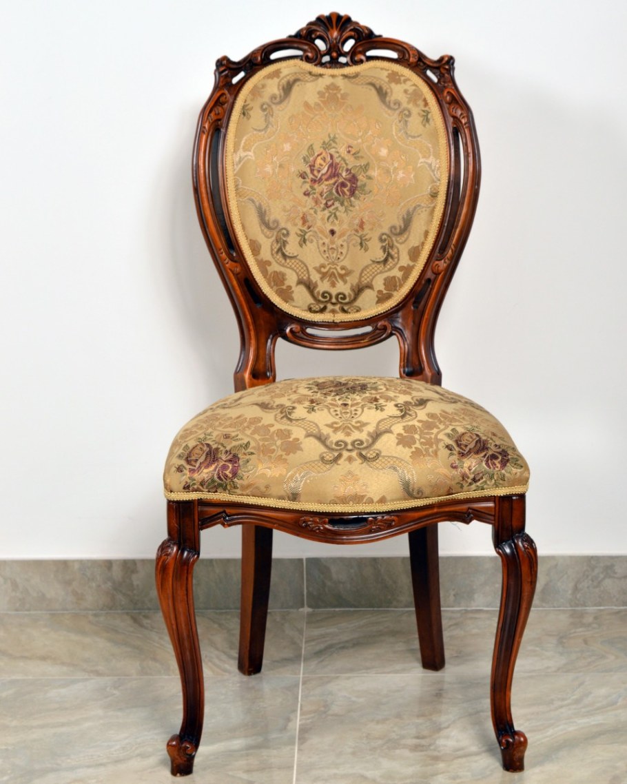 Стул с резной спинкой