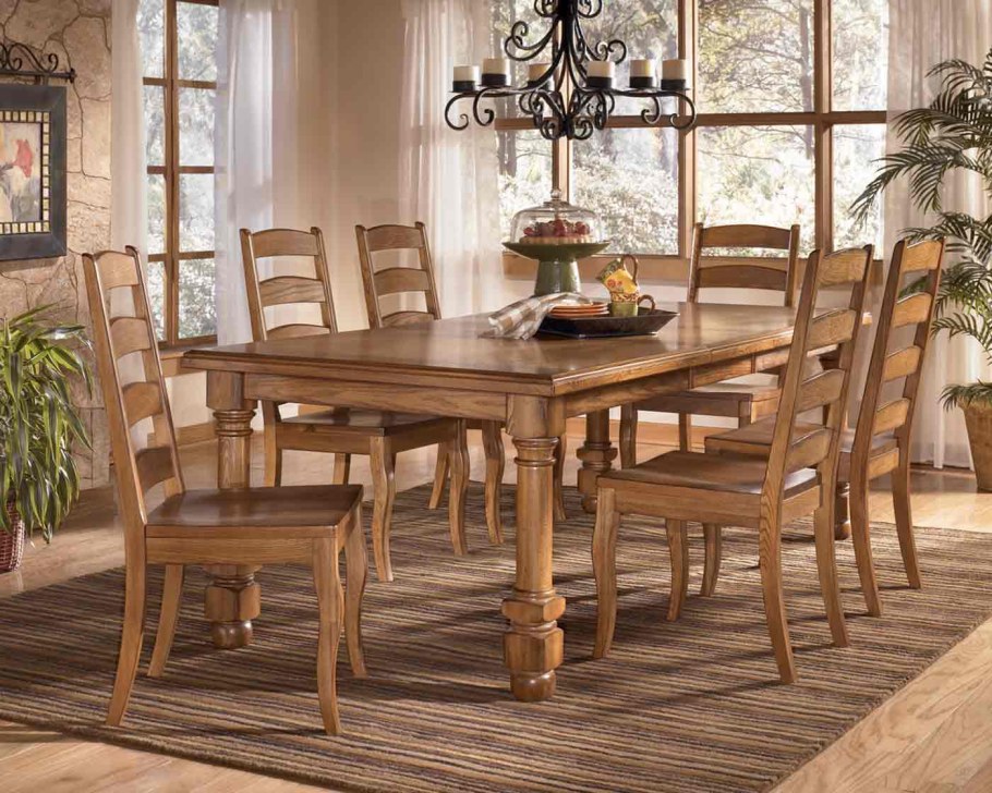 Обеденный стол из натурального дерева