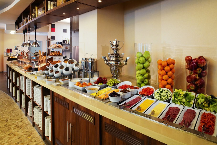 Шведский стол Кортъярд Марриотт