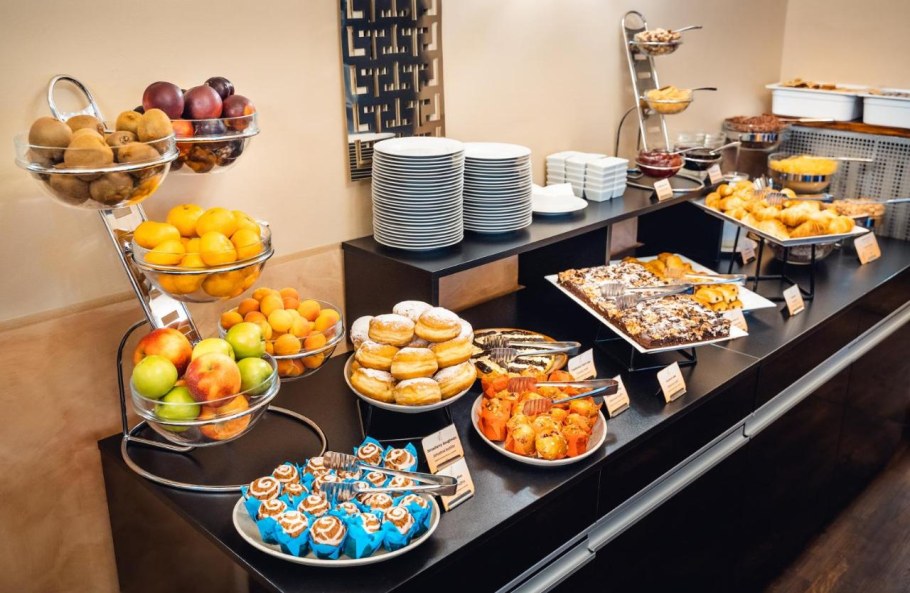 Завтрак шведский стол в гостинице