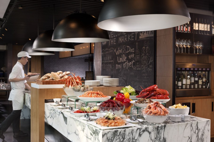 Шведский стол в ресторане