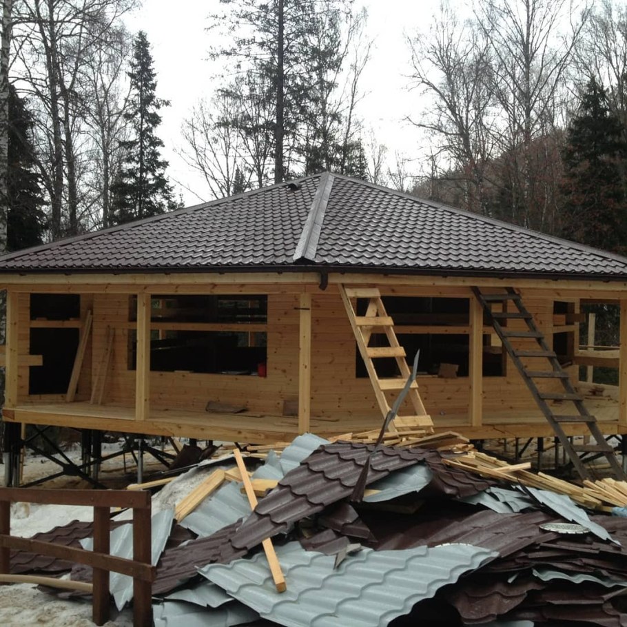 Беседка с вальмовой кровлей